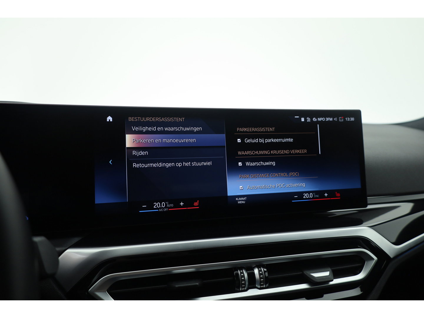 BMW 3-serie 330e M-Sport | Rijklaar! | Widescreen | ShadowLine | HUD | Dodehoek | Leder | Stuur-Stoelverw. | Nav+App.Connect | Sfeerverl. | Elek. Klep | LED | Rijmodus | Cruise V