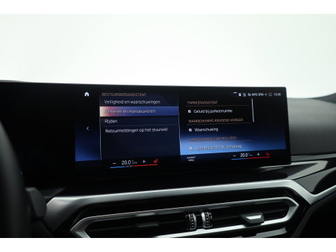 BMW 3-serie 330e M-Sport | Rijklaar! | Widescreen | ShadowLine | HUD | Dodehoek | Leder | Stuur-Stoelverw. | Nav+App.Connect | Sfeerverl. | Elek. Klep | LED | Rijmodus | Cruise V