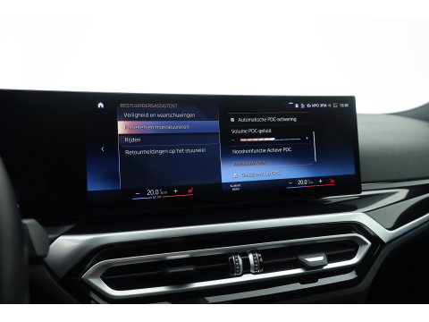 BMW 3-serie 330e M-Sport | Rijklaar! | Widescreen | ShadowLine | HUD | Dodehoek | Leder | Stuur-Stoelverw. | Nav+App.Connect | Sfeerverl. | Elek. Klep | LED | Rijmodus | Cruise V