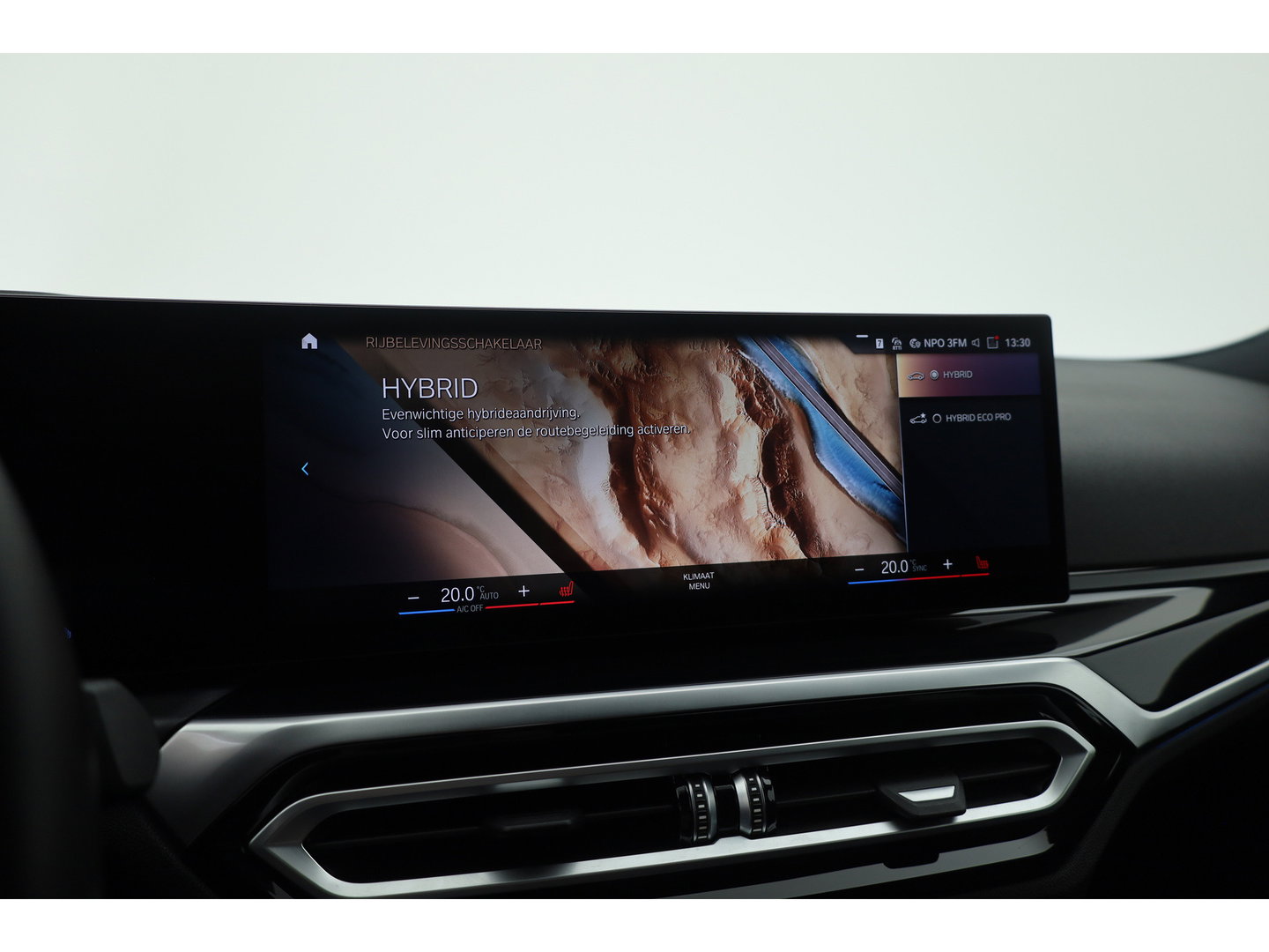 BMW 3-serie 330e M-Sport | Rijklaar! | Widescreen | ShadowLine | HUD | Dodehoek | Leder | Stuur-Stoelverw. | Nav+App.Connect | Sfeerverl. | Elek. Klep | LED | Rijmodus | Cruise V