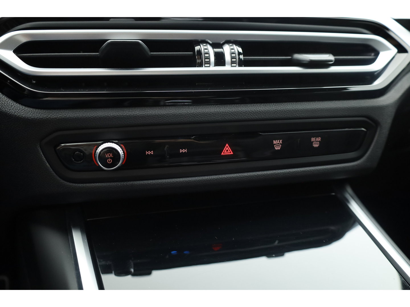 BMW 3-serie 330e M-Sport | Rijklaar! | Widescreen | ShadowLine | HUD | Dodehoek | Leder | Stuur-Stoelverw. | Nav+App.Connect | Sfeerverl. | Elek. Klep | LED | Rijmodus | Cruise V
