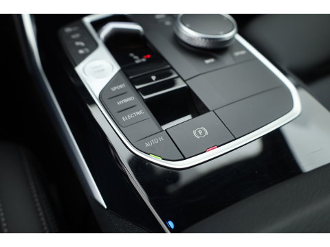 BMW 3-serie 330e M-Sport | Rijklaar! | Widescreen | ShadowLine | HUD | Dodehoek | Leder | Stuur-Stoelverw. | Nav+App.Connect | Sfeerverl. | Elek. Klep | LED | Rijmodus | Cruise V