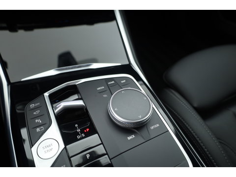 BMW 3-serie 330e M-Sport | Rijklaar! | Widescreen | ShadowLine | HUD | Dodehoek | Leder | Stuur-Stoelverw. | Nav+App.Connect | Sfeerverl. | Elek. Klep | LED | Rijmodus | Cruise V