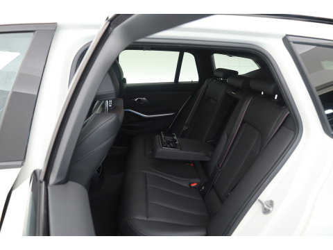 BMW 3-serie 330e M-Sport | Rijklaar! | Widescreen | ShadowLine | HUD | Dodehoek | Leder | Stuur-Stoelverw. | Nav+App.Connect | Sfeerverl. | Elek. Klep | LED | Rijmodus | Cruise V