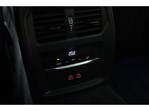BMW 3-serie 330e M-Sport | Rijklaar! | Widescreen | ShadowLine | HUD | Dodehoek | Leder | Stuur-Stoelverw. | Nav+App.Connect | Sfeerverl. | Elek. Klep | LED | Rijmodus | Cruise V
