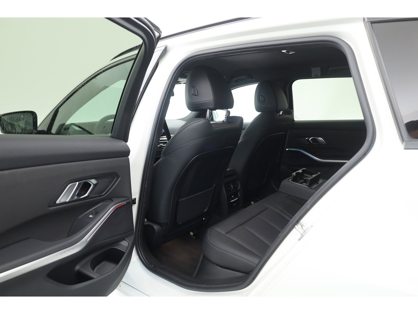 BMW 3-serie 330e M-Sport | Rijklaar! | Widescreen | ShadowLine | HUD | Dodehoek | Leder | Stuur-Stoelverw. | Nav+App.Connect | Sfeerverl. | Elek. Klep | LED | Rijmodus | Cruise V