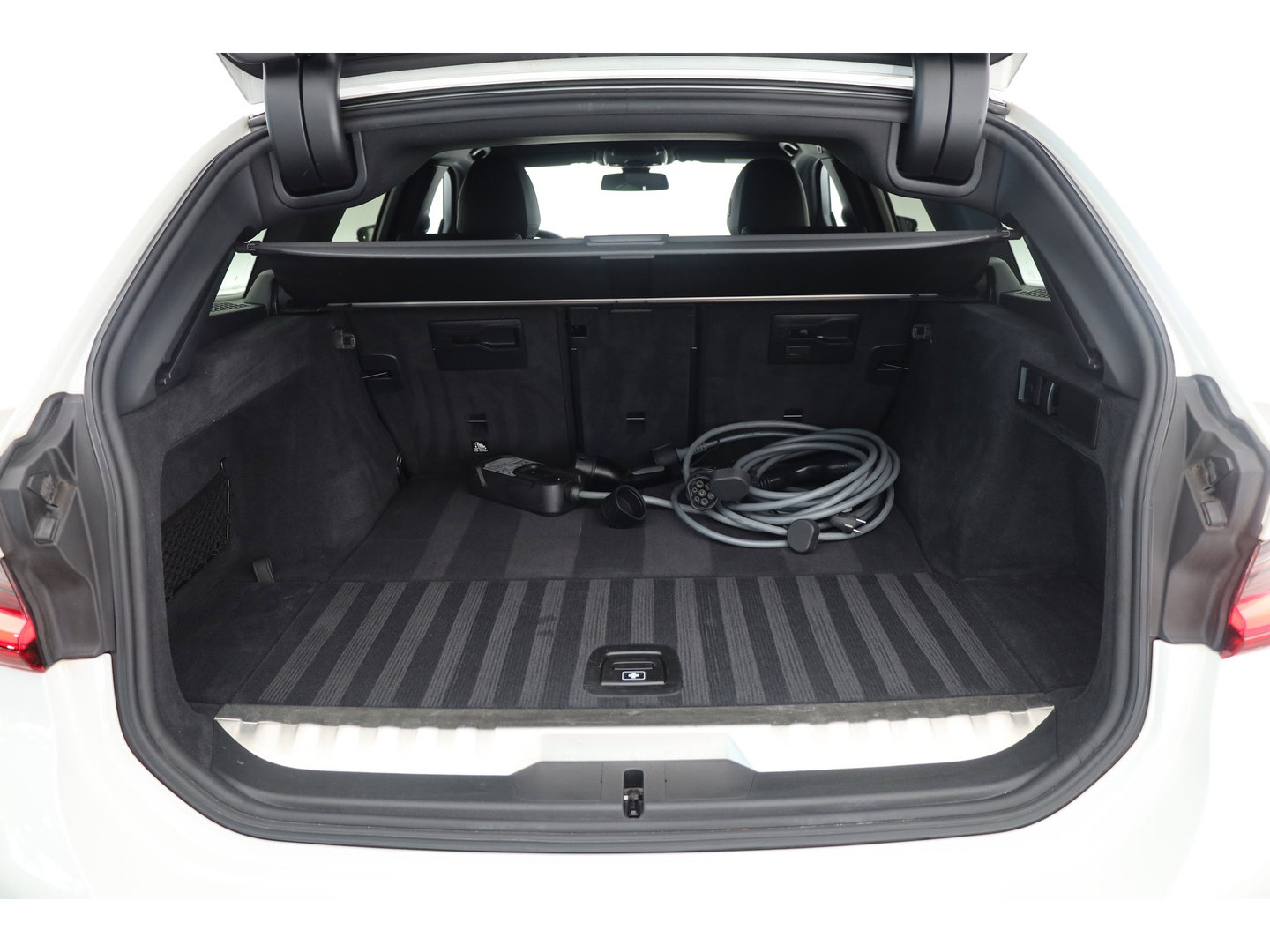 BMW 3-serie 330e M-Sport | Rijklaar! | Widescreen | ShadowLine | HUD | Dodehoek | Leder | Stuur-Stoelverw. | Nav+App.Connect | Sfeerverl. | Elek. Klep | LED | Rijmodus | Cruise V