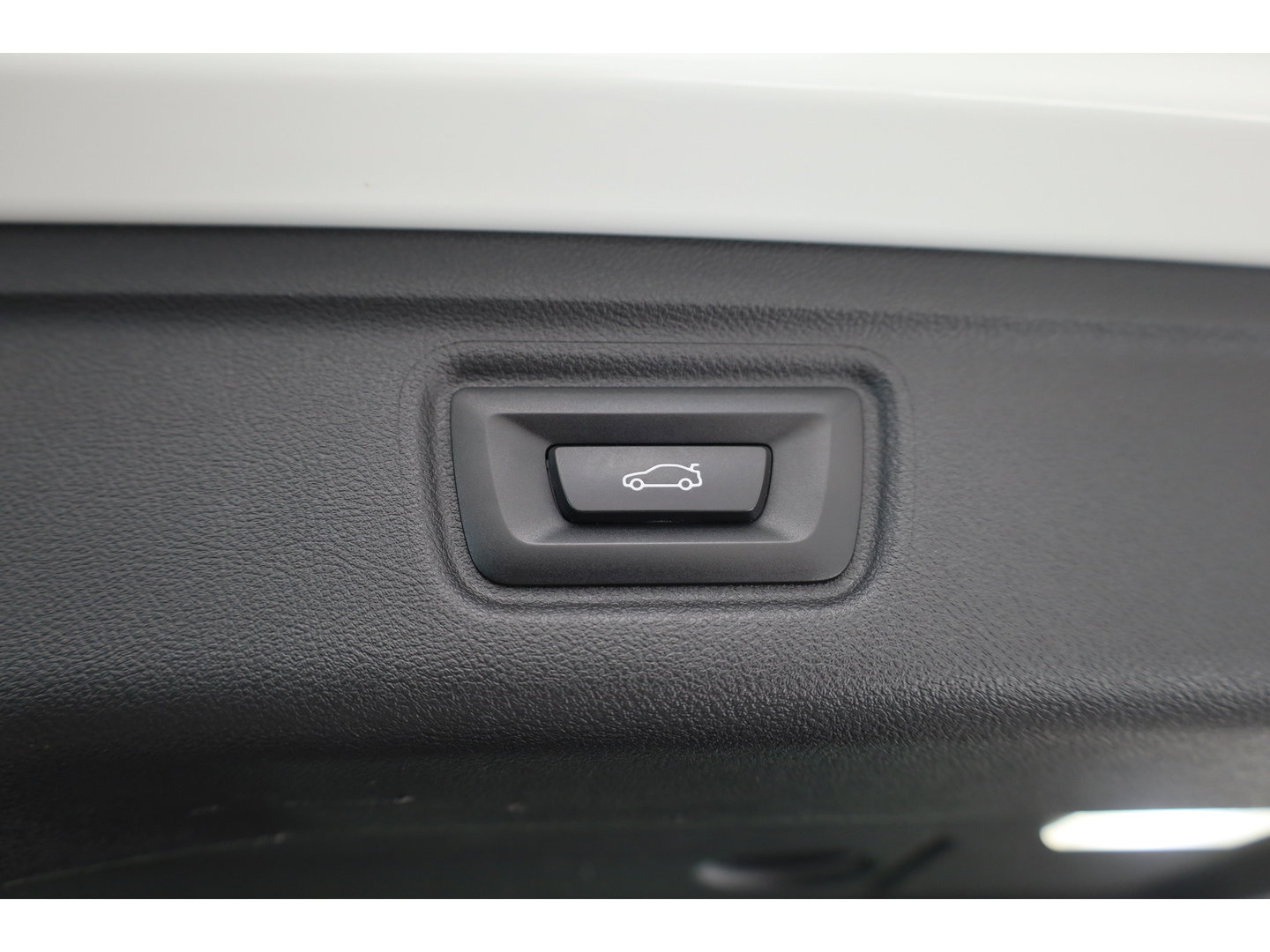 BMW 3-serie 330e M-Sport | Rijklaar! | Widescreen | ShadowLine | HUD | Dodehoek | Leder | Stuur-Stoelverw. | Nav+App.Connect | Sfeerverl. | Elek. Klep | LED | Rijmodus | Cruise V