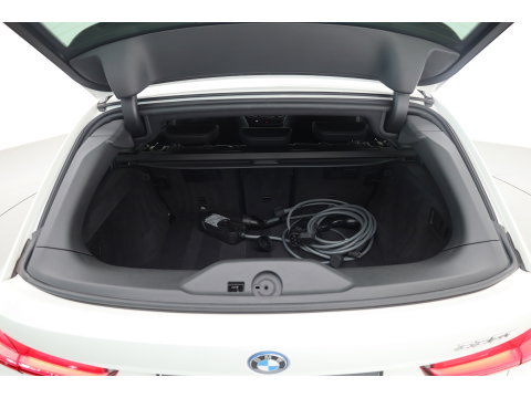 BMW 3-serie 330e M-Sport | Rijklaar! | Widescreen | ShadowLine | HUD | Dodehoek | Leder | Stuur-Stoelverw. | Nav+App.Connect | Sfeerverl. | Elek. Klep | LED | Rijmodus | Cruise V