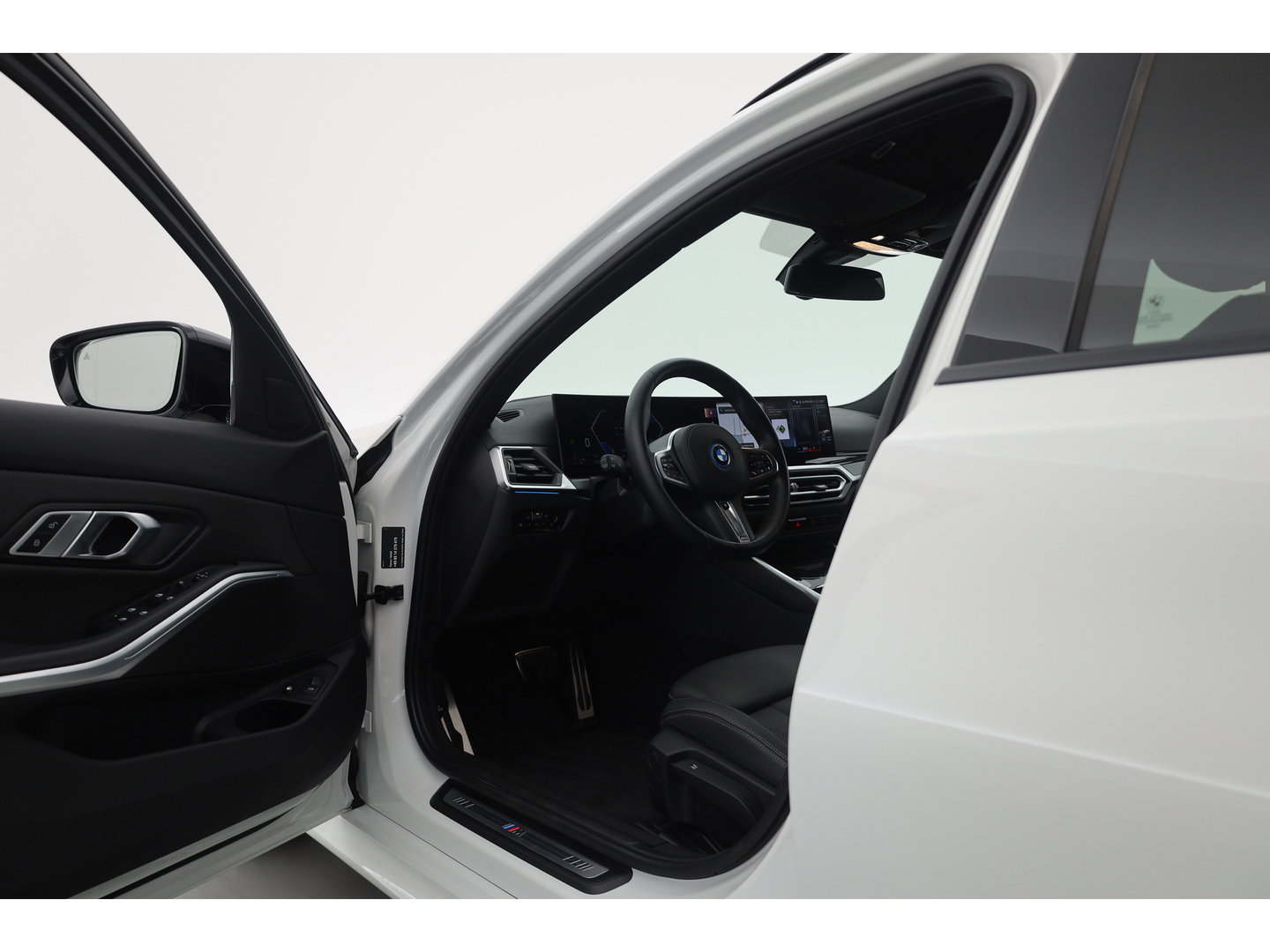 BMW 3-serie 330e M-Sport | Rijklaar! | Widescreen | ShadowLine | HUD | Dodehoek | Leder | Stuur-Stoelverw. | Nav+App.Connect | Sfeerverl. | Elek. Klep | LED | Rijmodus | Cruise V