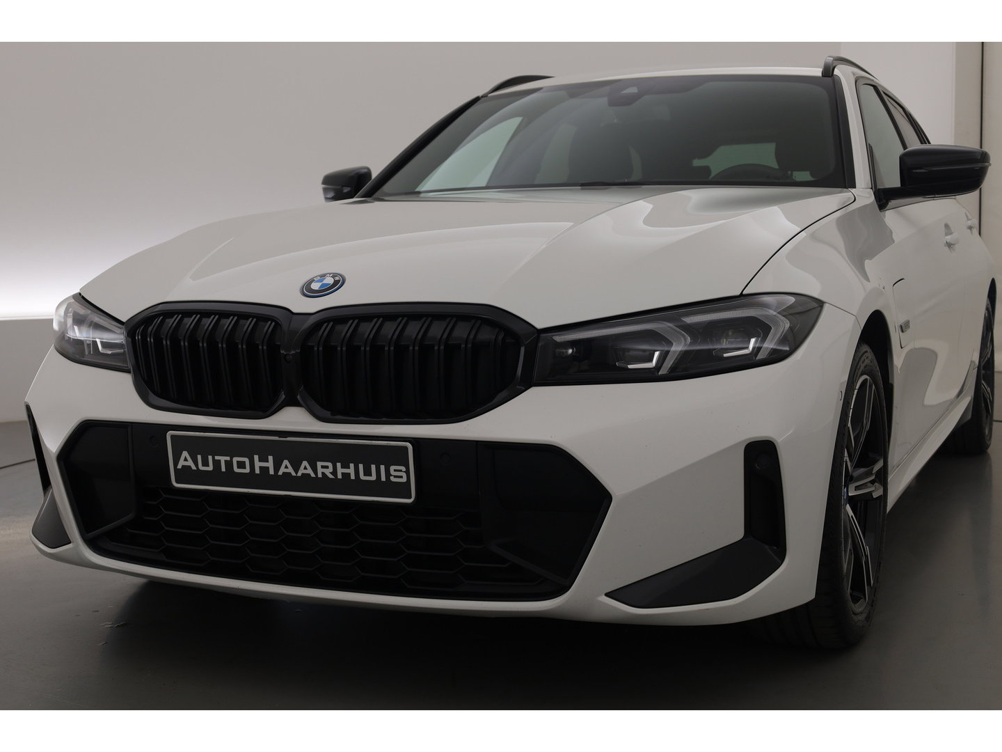BMW 3-serie 330e M-Sport | Rijklaar! | Widescreen | ShadowLine | HUD | Dodehoek | Leder | Stuur-Stoelverw. | Nav+App.Connect | Sfeerverl. | Elek. Klep | LED | Rijmodus | Cruise V