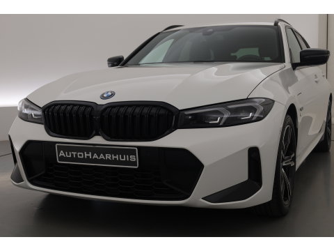 BMW 3-serie 330e M-Sport | Rijklaar! | Widescreen | ShadowLine | HUD | Dodehoek | Leder | Stuur-Stoelverw. | Nav+App.Connect | Sfeerverl. | Elek. Klep | LED | Rijmodus | Cruise V
