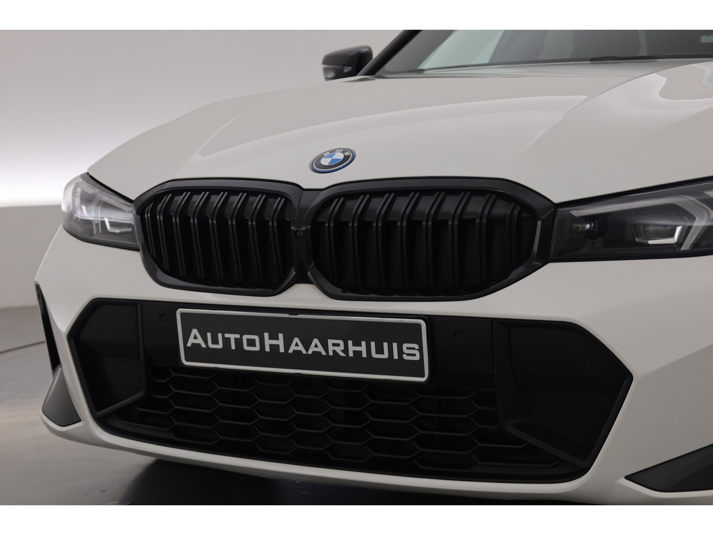 BMW 3-serie 330e M-Sport | Rijklaar! | Widescreen | ShadowLine | HUD | Dodehoek | Leder | Stuur-Stoelverw. | Nav+App.Connect | Sfeerverl. | Elek. Klep | LED | Rijmodus | Cruise V