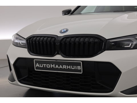 BMW 3-serie 330e M-Sport | Rijklaar! | Widescreen | ShadowLine | HUD | Dodehoek | Leder | Stuur-Stoelverw. | Nav+App.Connect | Sfeerverl. | Elek. Klep | LED | Rijmodus | Cruise V