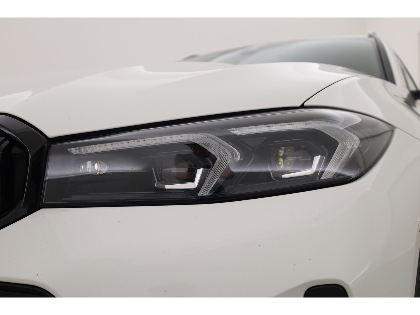 BMW 3-serie 330e M-Sport | Rijklaar! | Widescreen | ShadowLine | HUD | Dodehoek | Leder | Stuur-Stoelverw. | Nav+App.Connect | Sfeerverl. | Elek. Klep | LED | Rijmodus | Cruise V
