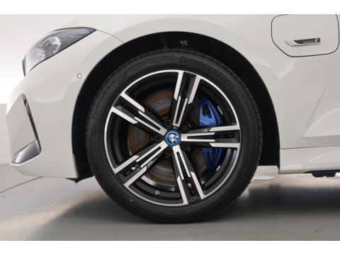 BMW 3-serie 330e M-Sport | Rijklaar! | Widescreen | ShadowLine | HUD | Dodehoek | Leder | Stuur-Stoelverw. | Nav+App.Connect | Sfeerverl. | Elek. Klep | LED | Rijmodus | Cruise V