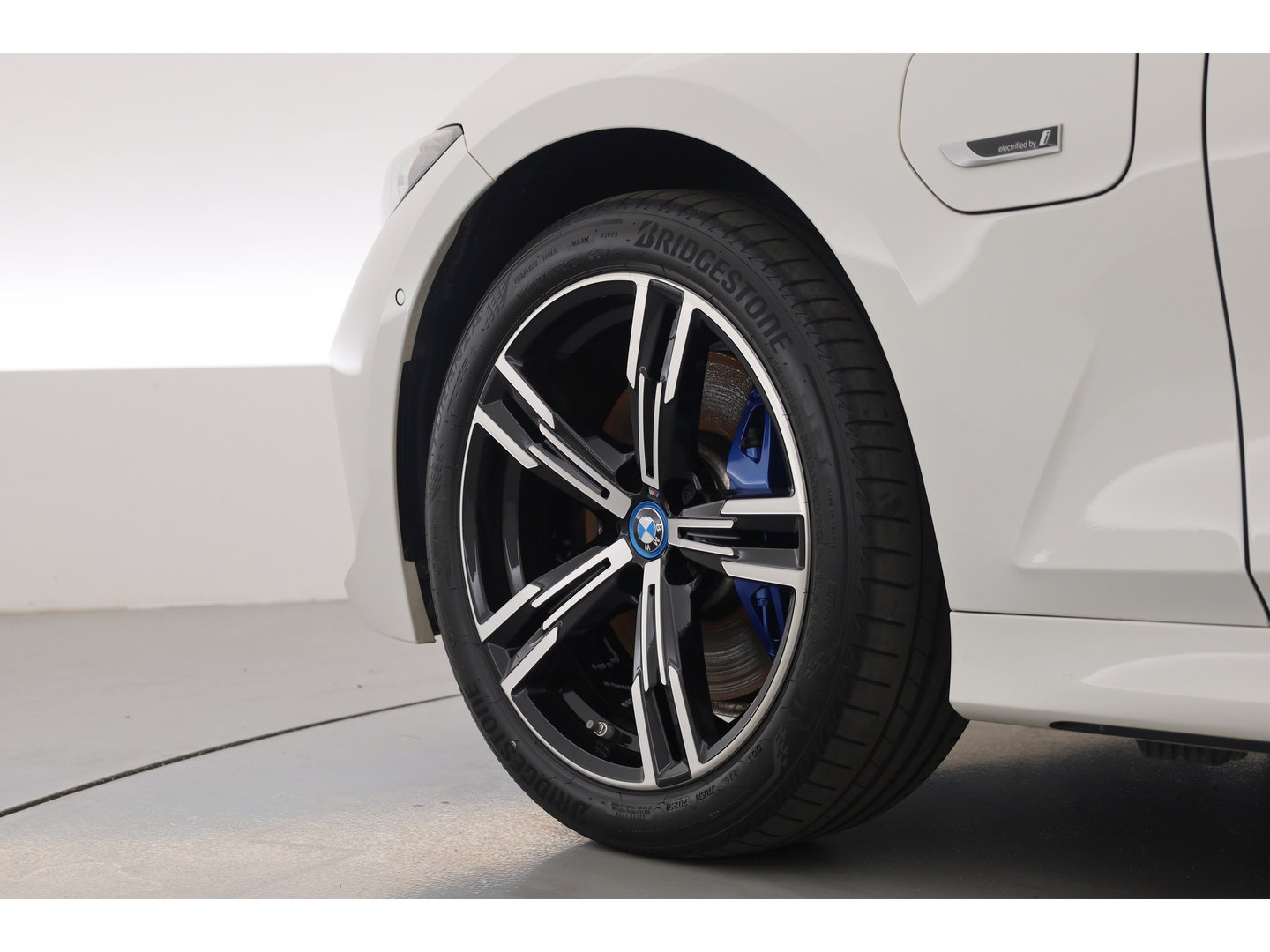 BMW 3-serie 330e M-Sport | Rijklaar! | Widescreen | ShadowLine | HUD | Dodehoek | Leder | Stuur-Stoelverw. | Nav+App.Connect | Sfeerverl. | Elek. Klep | LED | Rijmodus | Cruise V