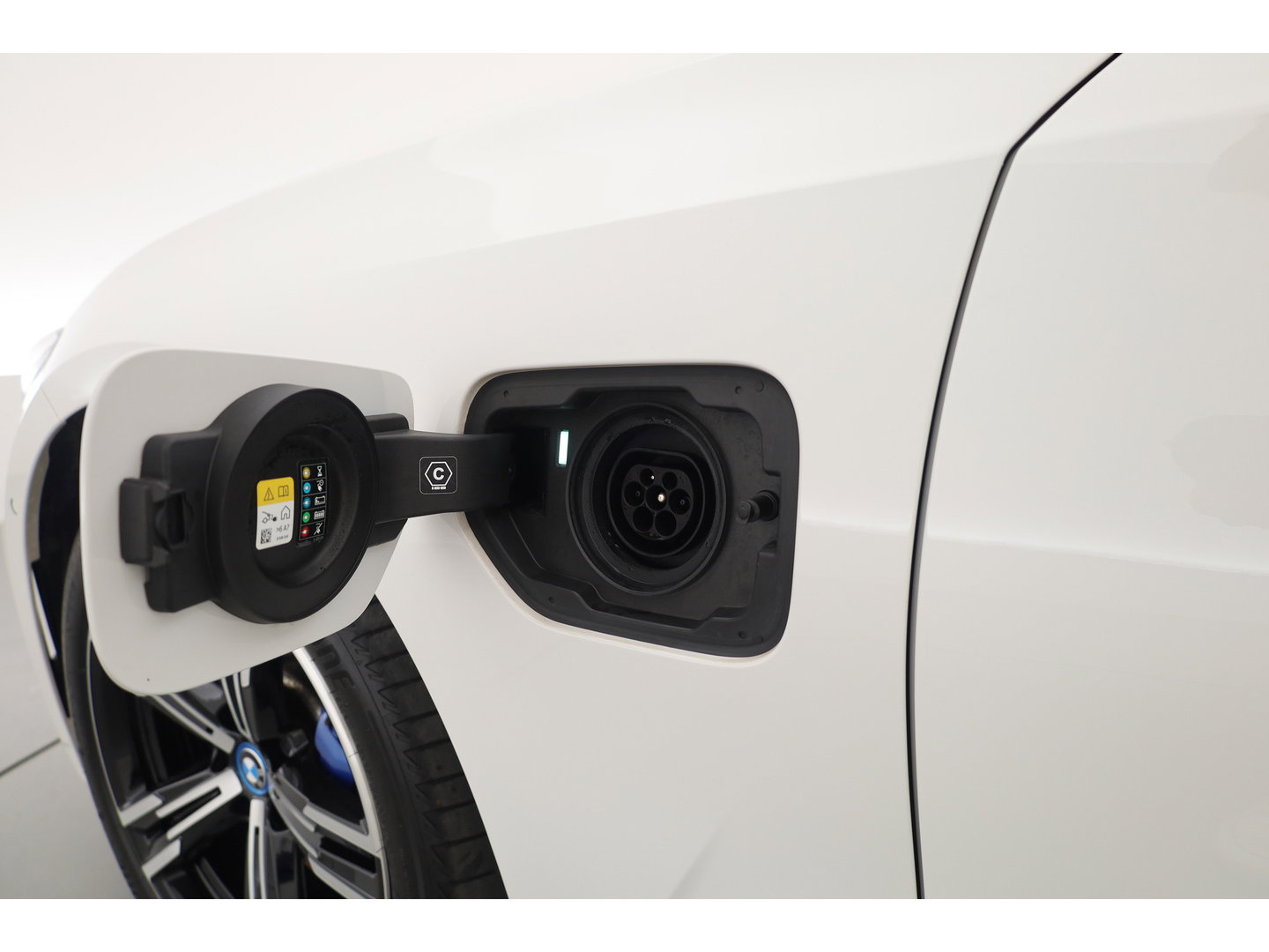 BMW 3-serie 330e M-Sport | Rijklaar! | Widescreen | ShadowLine | HUD | Dodehoek | Leder | Stuur-Stoelverw. | Nav+App.Connect | Sfeerverl. | Elek. Klep | LED | Rijmodus | Cruise V