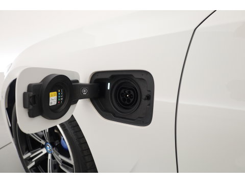 BMW 3-serie 330e M-Sport | Rijklaar! | Widescreen | ShadowLine | HUD | Dodehoek | Leder | Stuur-Stoelverw. | Nav+App.Connect | Sfeerverl. | Elek. Klep | LED | Rijmodus | Cruise V