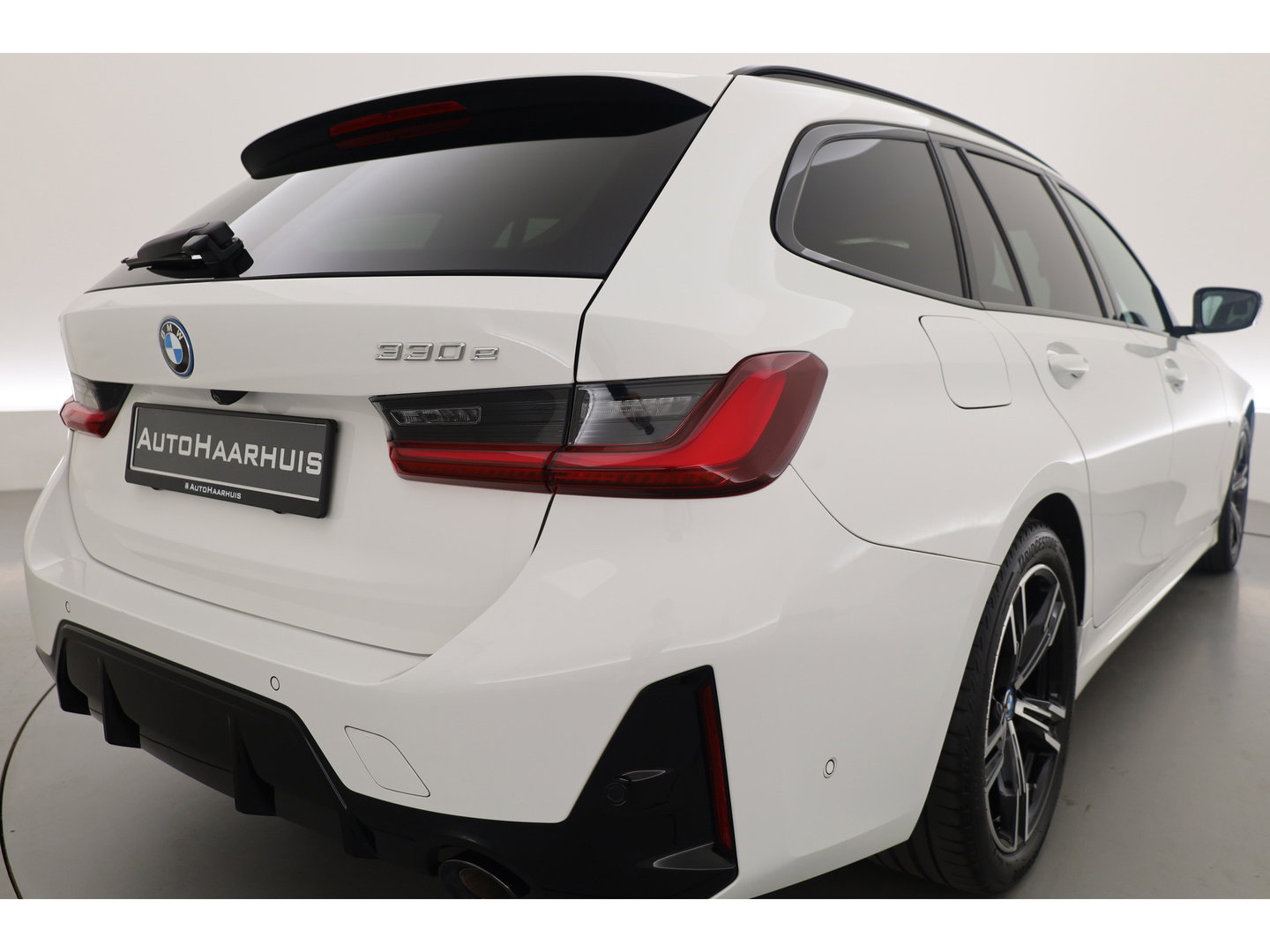 BMW 3-serie 330e M-Sport | Rijklaar! | Widescreen | ShadowLine | HUD | Dodehoek | Leder | Stuur-Stoelverw. | Nav+App.Connect | Sfeerverl. | Elek. Klep | LED | Rijmodus | Cruise V