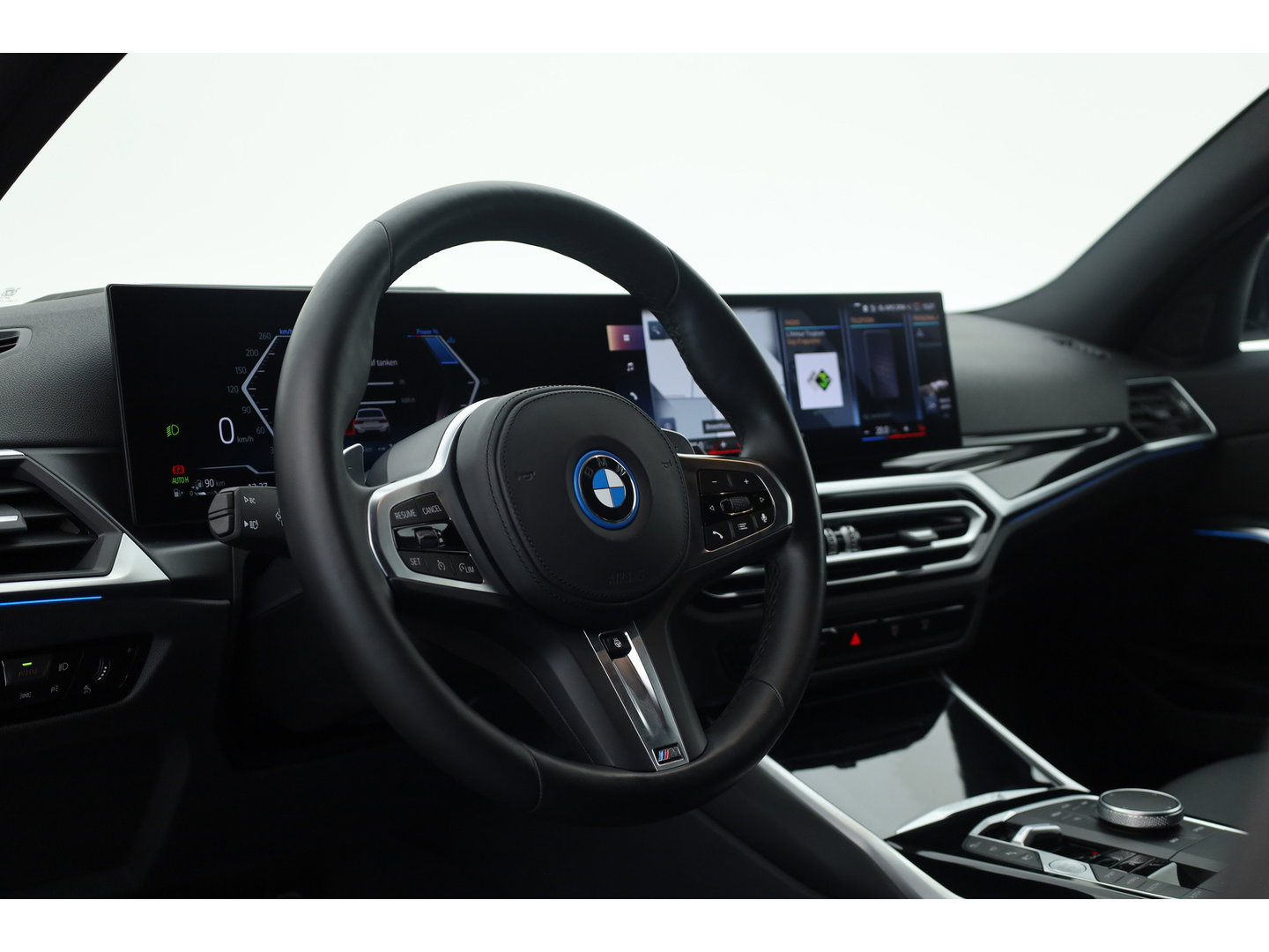 BMW 3-serie 330e M-Sport | Rijklaar! | Widescreen | ShadowLine | HUD | Dodehoek | Leder | Stuur-Stoelverw. | Nav+App.Connect | Sfeerverl. | Elek. Klep | LED | Rijmodus | Cruise V