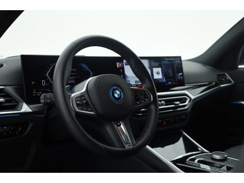BMW 3-serie 330e M-Sport | Rijklaar! | Widescreen | ShadowLine | HUD | Dodehoek | Leder | Stuur-Stoelverw. | Nav+App.Connect | Sfeerverl. | Elek. Klep | LED | Rijmodus | Cruise V