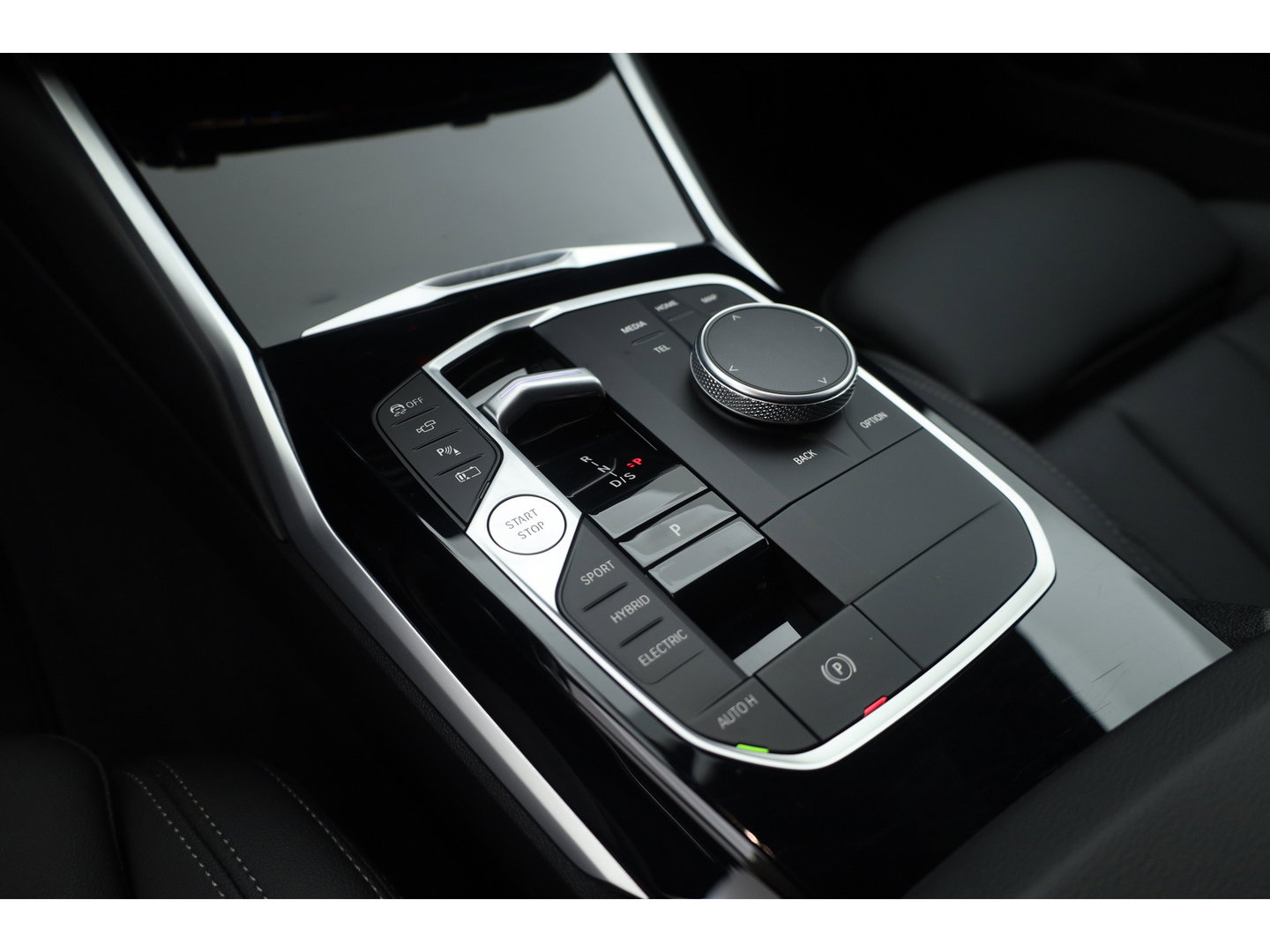 BMW 3-serie 330e M-Sport | Rijklaar! | Widescreen | ShadowLine | HUD | Dodehoek | Leder | Stuur-Stoelverw. | Nav+App.Connect | Sfeerverl. | Elek. Klep | LED | Rijmodus | Cruise V