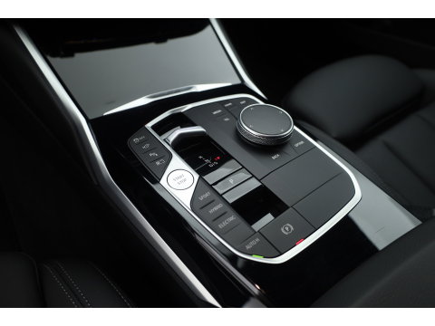 BMW 3-serie 330e M-Sport | Rijklaar! | Widescreen | ShadowLine | HUD | Dodehoek | Leder | Stuur-Stoelverw. | Nav+App.Connect | Sfeerverl. | Elek. Klep | LED | Rijmodus | Cruise V