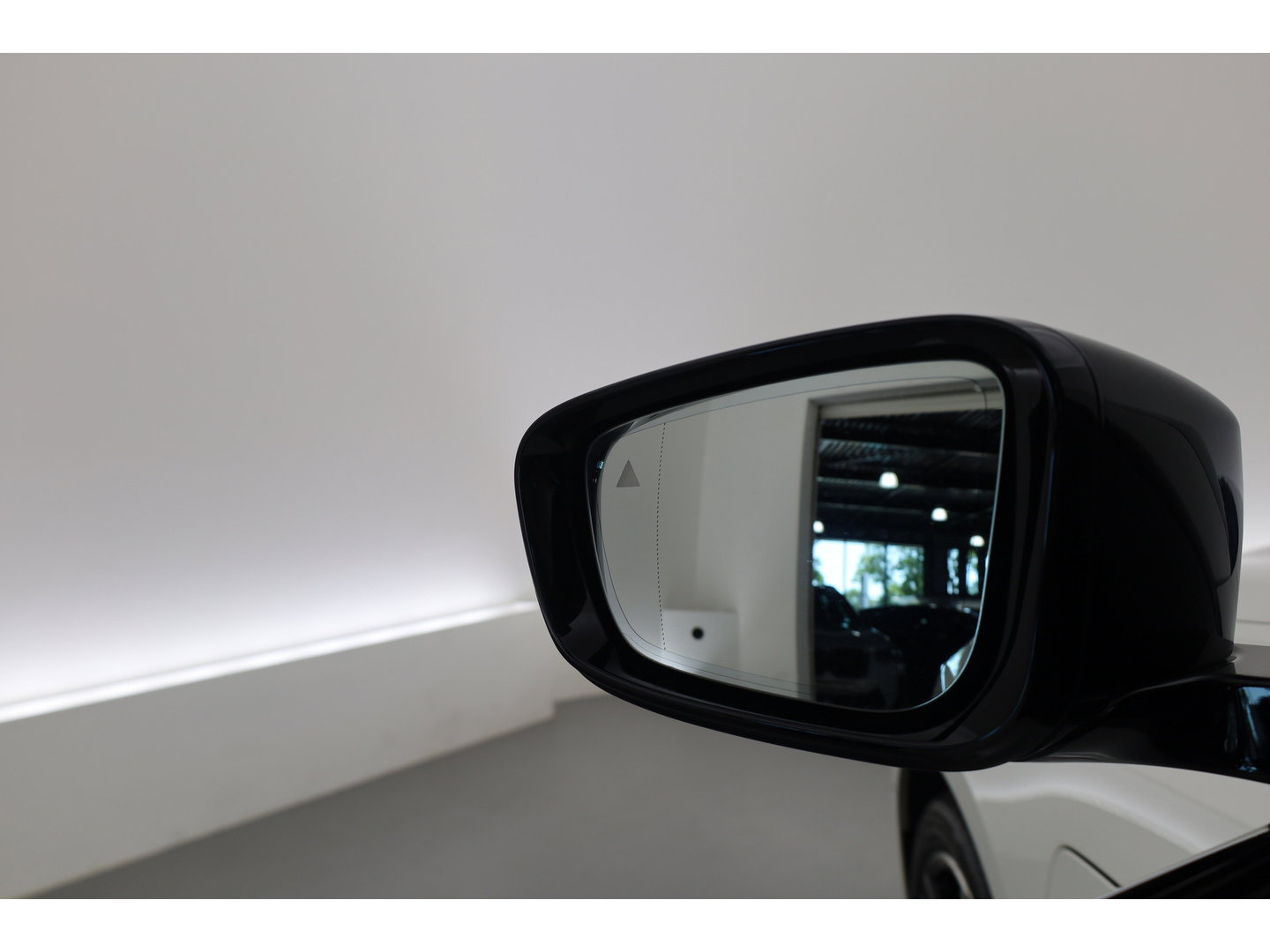 BMW 3-serie 330e M-Sport | Rijklaar! | Widescreen | ShadowLine | HUD | Dodehoek | Leder | Stuur-Stoelverw. | Nav+App.Connect | Sfeerverl. | Elek. Klep | LED | Rijmodus | Cruise V
