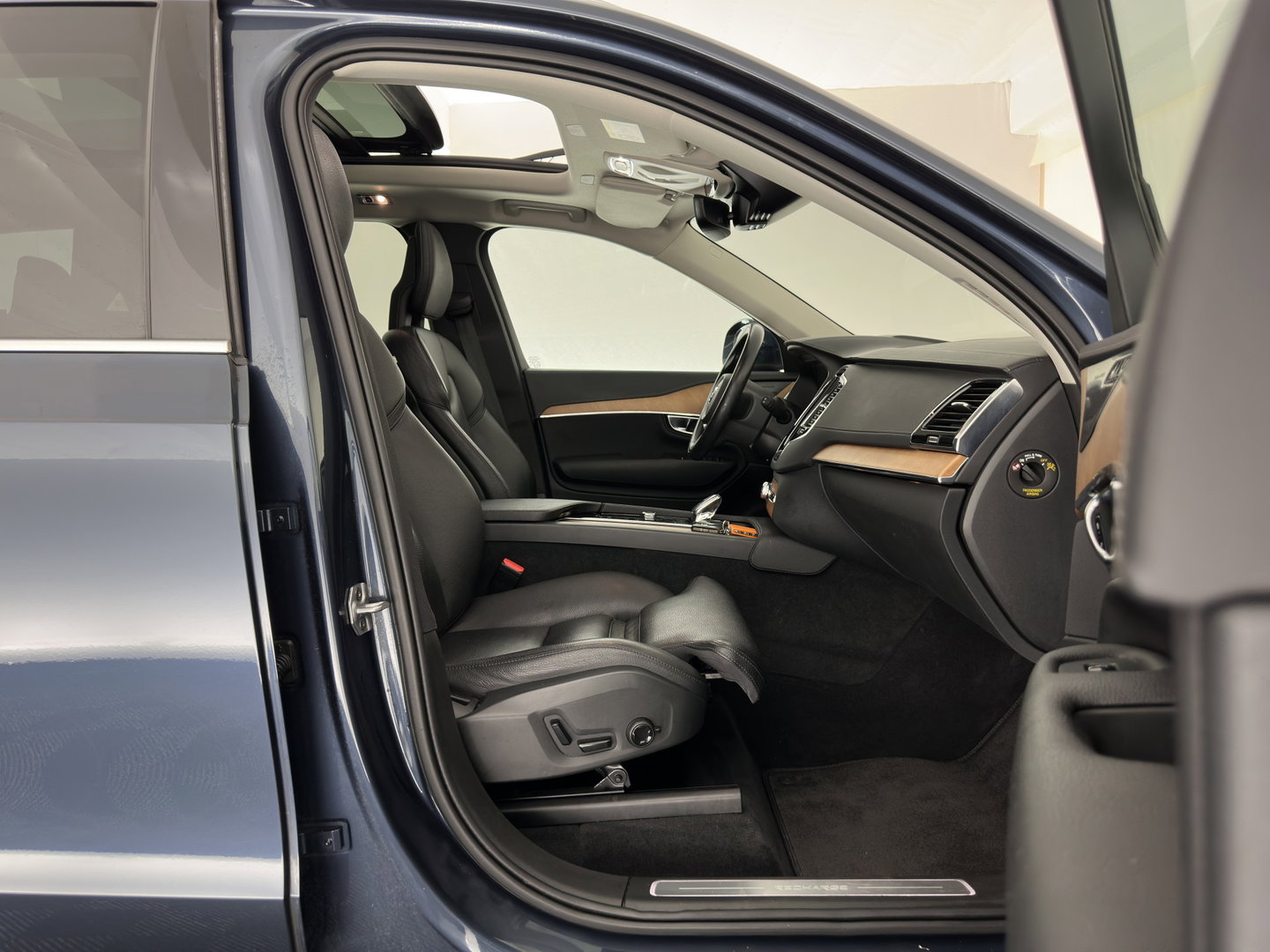 Volvo XC90 2.0 T8 Recharge AWD Inscription ExclusiveV [7-Pers.] (Plug-in) Aut. *PANO | HEAD-UP | LEATHER | FULL-LED | BOWERS&WILKINS | MEMORY-PACK | HEATED-SPORTSEATS | BLIND-SPOT | DIGI-COCKPIT | NAVI-FULLMAP | PRIVACY-GLASS | CAMERA | ECC | PDC | 20''ALU | TOWBAR