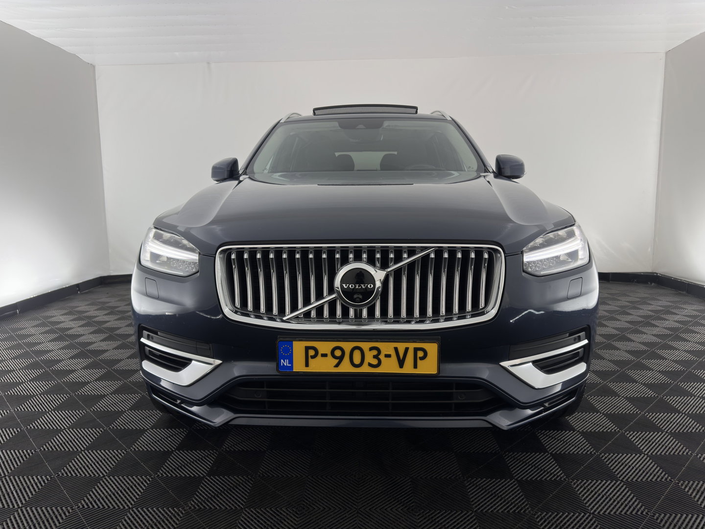 Volvo XC90 2.0 T8 Recharge AWD Inscription ExclusiveV [7-Pers.] (Plug-in) Aut. *PANO | HEAD-UP | LEATHER | FULL-LED | BOWERS&WILKINS | MEMORY-PACK | HEATED-SPORTSEATS | BLIND-SPOT | DIGI-COCKPIT | NAVI-FULLMAP | PRIVACY-GLASS | CAMERA | ECC | PDC | 20''ALU | TOWBAR