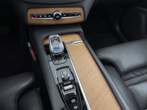Volvo XC90 2.0 T8 Recharge AWD Inscription ExclusiveV [7-Pers.] (Plug-in) Aut. *PANO | HEAD-UP | LEATHER | FULL-LED | BOWERS&WILKINS | MEMORY-PACK | HEATED-SPORTSEATS | BLIND-SPOT | DIGI-COCKPIT | NAVI-FULLMAP | PRIVACY-GLASS | CAMERA | ECC | PDC | 20''ALU | TOWBAR