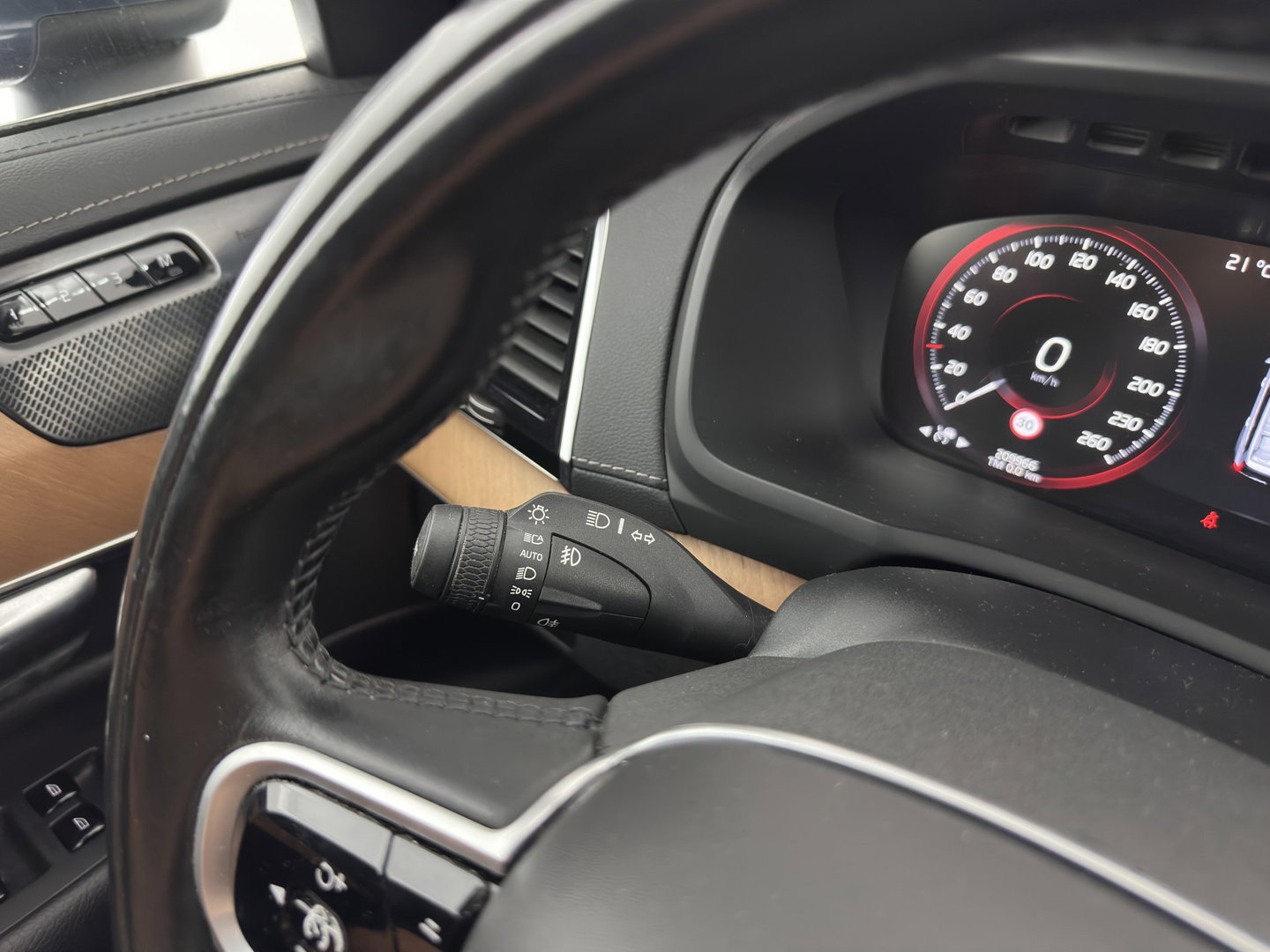 Volvo XC90 2.0 T8 Recharge AWD Inscription ExclusiveV [7-Pers.] (Plug-in) Aut. *PANO | HEAD-UP | LEATHER | FULL-LED | BOWERS&WILKINS | MEMORY-PACK | HEATED-SPORTSEATS | BLIND-SPOT | DIGI-COCKPIT | NAVI-FULLMAP | PRIVACY-GLASS | CAMERA | ECC | PDC | 20''ALU | TOWBAR