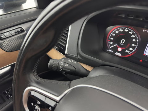 Volvo XC90 2.0 T8 Recharge AWD Inscription ExclusiveV [7-Pers.] (Plug-in) Aut. *PANO | HEAD-UP | LEATHER | FULL-LED | BOWERS&WILKINS | MEMORY-PACK | HEATED-SPORTSEATS | BLIND-SPOT | DIGI-COCKPIT | NAVI-FULLMAP | PRIVACY-GLASS | CAMERA | ECC | PDC | 20''ALU | TOWBAR