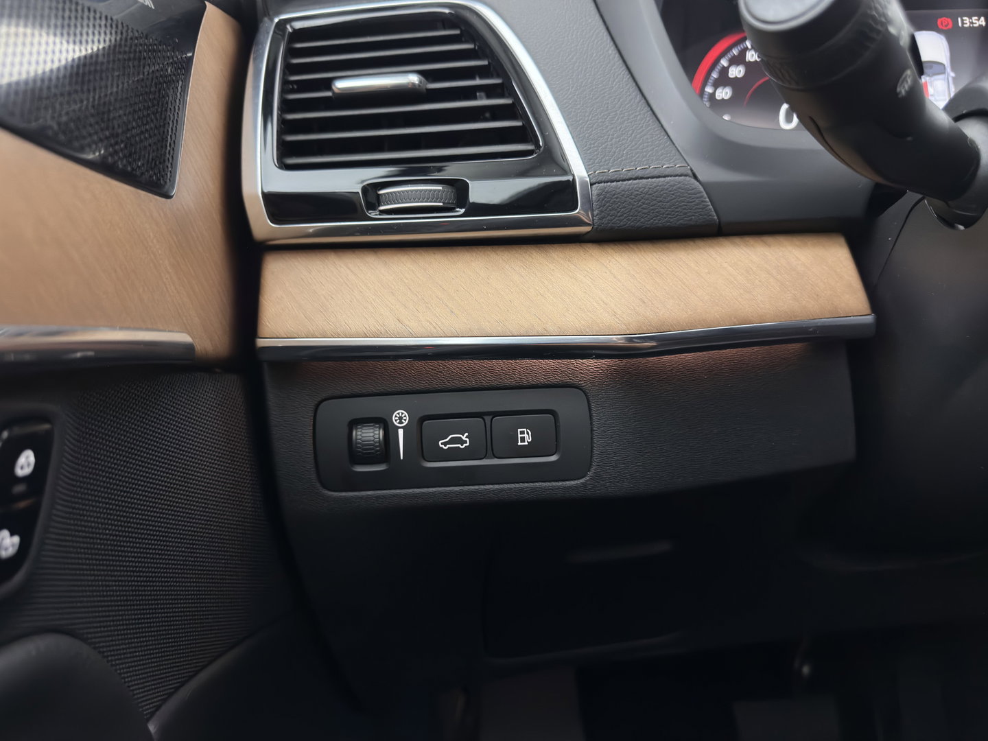 Volvo XC90 2.0 T8 Recharge AWD Inscription ExclusiveV [7-Pers.] (Plug-in) Aut. *PANO | HEAD-UP | LEATHER | FULL-LED | BOWERS&WILKINS | MEMORY-PACK | HEATED-SPORTSEATS | BLIND-SPOT | DIGI-COCKPIT | NAVI-FULLMAP | PRIVACY-GLASS | CAMERA | ECC | PDC | 20''ALU | TOWBAR