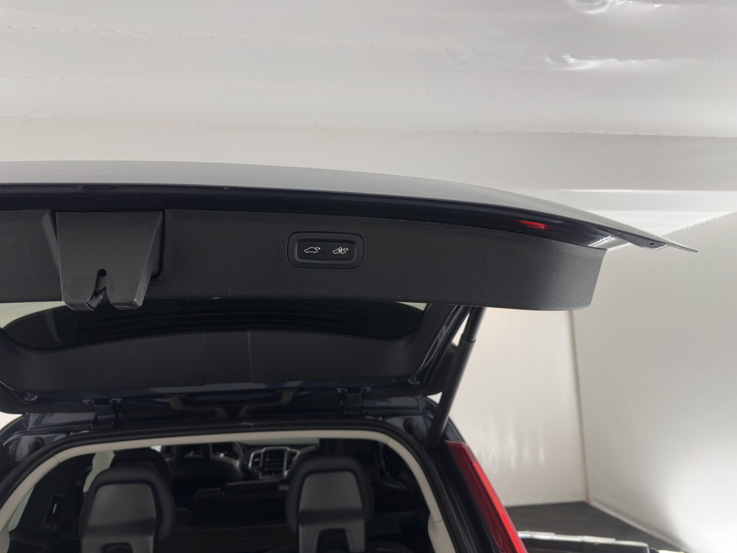 Volvo XC90 2.0 T8 Recharge AWD Inscription ExclusiveV [7-Pers.] (Plug-in) Aut. *PANO | HEAD-UP | LEATHER | FULL-LED | BOWERS&WILKINS | MEMORY-PACK | HEATED-SPORTSEATS | BLIND-SPOT | DIGI-COCKPIT | NAVI-FULLMAP | PRIVACY-GLASS | CAMERA | ECC | PDC | 20''ALU | TOWBAR