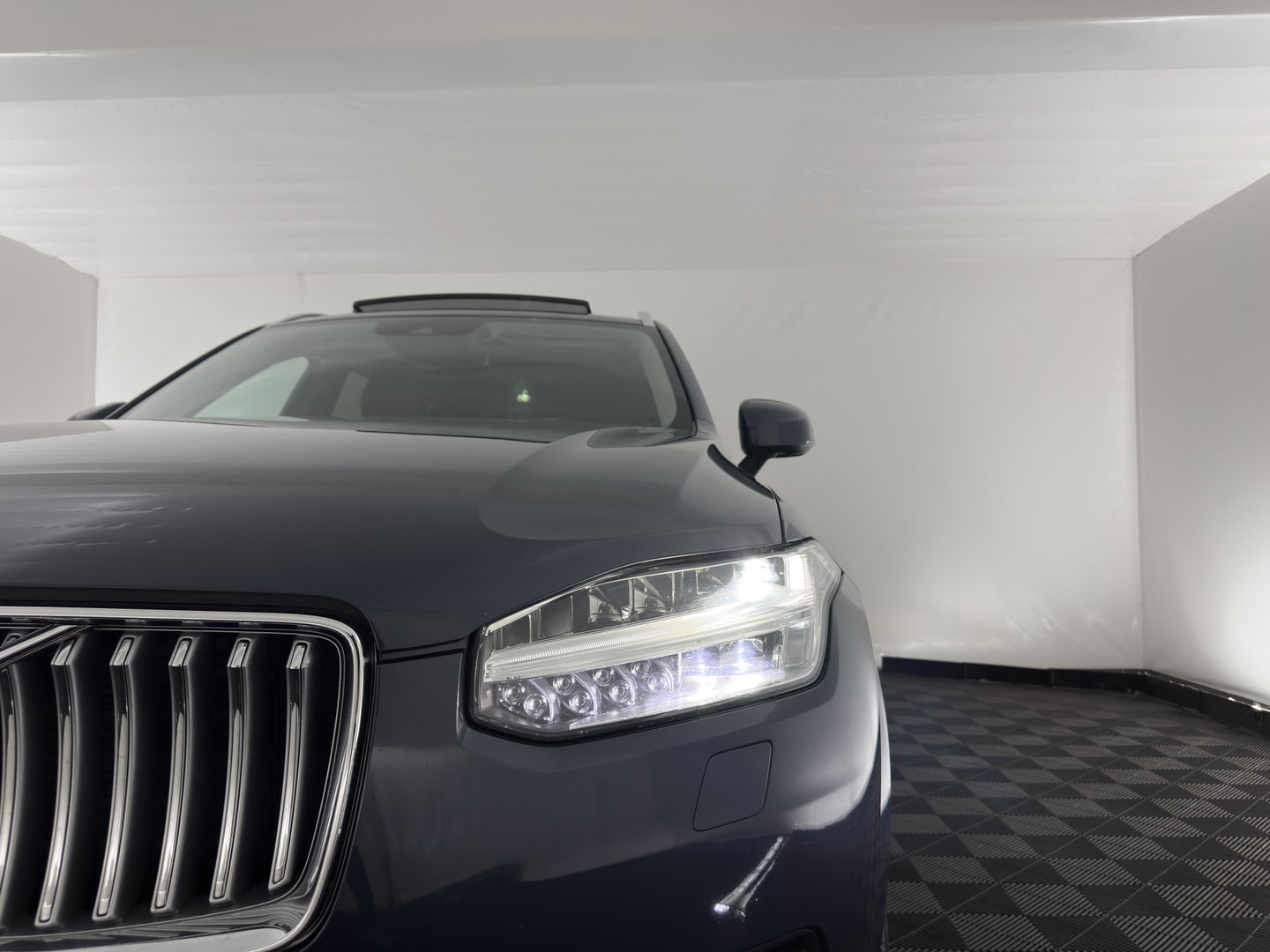 Volvo XC90 2.0 T8 Recharge AWD Inscription ExclusiveV [7-Pers.] (Plug-in) Aut. *PANO | HEAD-UP | LEATHER | FULL-LED | BOWERS&WILKINS | MEMORY-PACK | HEATED-SPORTSEATS | BLIND-SPOT | DIGI-COCKPIT | NAVI-FULLMAP | PRIVACY-GLASS | CAMERA | ECC | PDC | 20''ALU | TOWBAR