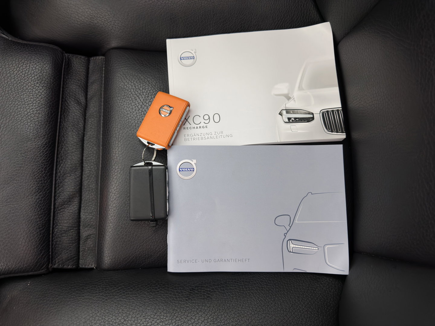 Volvo XC90 2.0 T8 Recharge AWD Inscription ExclusiveV [7-Pers.] (Plug-in) Aut. *PANO | HEAD-UP | LEATHER | FULL-LED | BOWERS&WILKINS | MEMORY-PACK | HEATED-SPORTSEATS | BLIND-SPOT | DIGI-COCKPIT | NAVI-FULLMAP | PRIVACY-GLASS | CAMERA | ECC | PDC | 20''ALU | TOWBAR