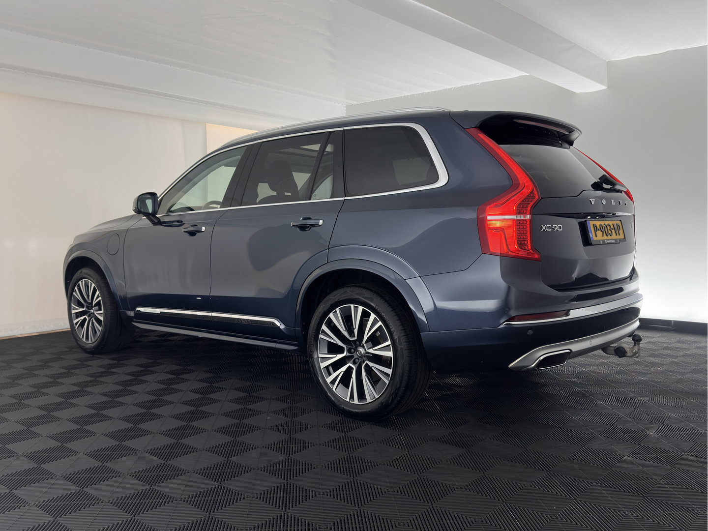 Volvo XC90 2.0 T8 Recharge AWD Inscription ExclusiveV [7-Pers.] (Plug-in) Aut. *PANO | HEAD-UP | LEATHER | FULL-LED | BOWERS&WILKINS | MEMORY-PACK | HEATED-SPORTSEATS | BLIND-SPOT | DIGI-COCKPIT | NAVI-FULLMAP | PRIVACY-GLASS | CAMERA | ECC | PDC | 20''ALU | TOWBAR