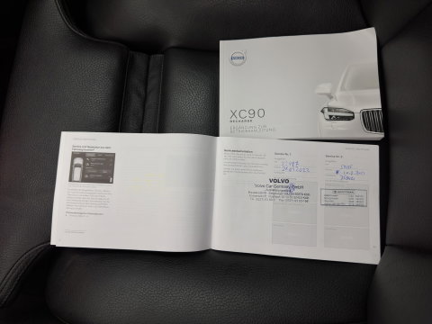 Volvo XC90 2.0 T8 Recharge AWD Inscription ExclusiveV [7-Pers.] (Plug-in) Aut. *PANO | HEAD-UP | LEATHER | FULL-LED | BOWERS&WILKINS | MEMORY-PACK | HEATED-SPORTSEATS | BLIND-SPOT | DIGI-COCKPIT | NAVI-FULLMAP | PRIVACY-GLASS | CAMERA | ECC | PDC | 20''ALU | TOWBAR