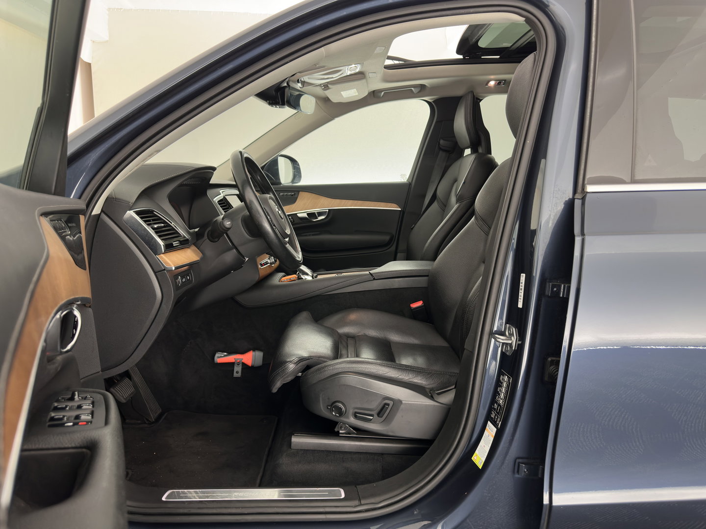 Volvo XC90 2.0 T8 Recharge AWD Inscription ExclusiveV [7-Pers.] (Plug-in) Aut. *PANO | HEAD-UP | LEATHER | FULL-LED | BOWERS&WILKINS | MEMORY-PACK | HEATED-SPORTSEATS | BLIND-SPOT | DIGI-COCKPIT | NAVI-FULLMAP | PRIVACY-GLASS | CAMERA | ECC | PDC | 20''ALU | TOWBAR