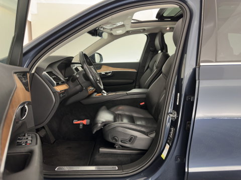 Volvo XC90 2.0 T8 Recharge AWD Inscription ExclusiveV [7-Pers.] (Plug-in) Aut. *PANO | HEAD-UP | LEATHER | FULL-LED | BOWERS&WILKINS | MEMORY-PACK | HEATED-SPORTSEATS | BLIND-SPOT | DIGI-COCKPIT | NAVI-FULLMAP | PRIVACY-GLASS | CAMERA | ECC | PDC | 20''ALU | TOWBAR