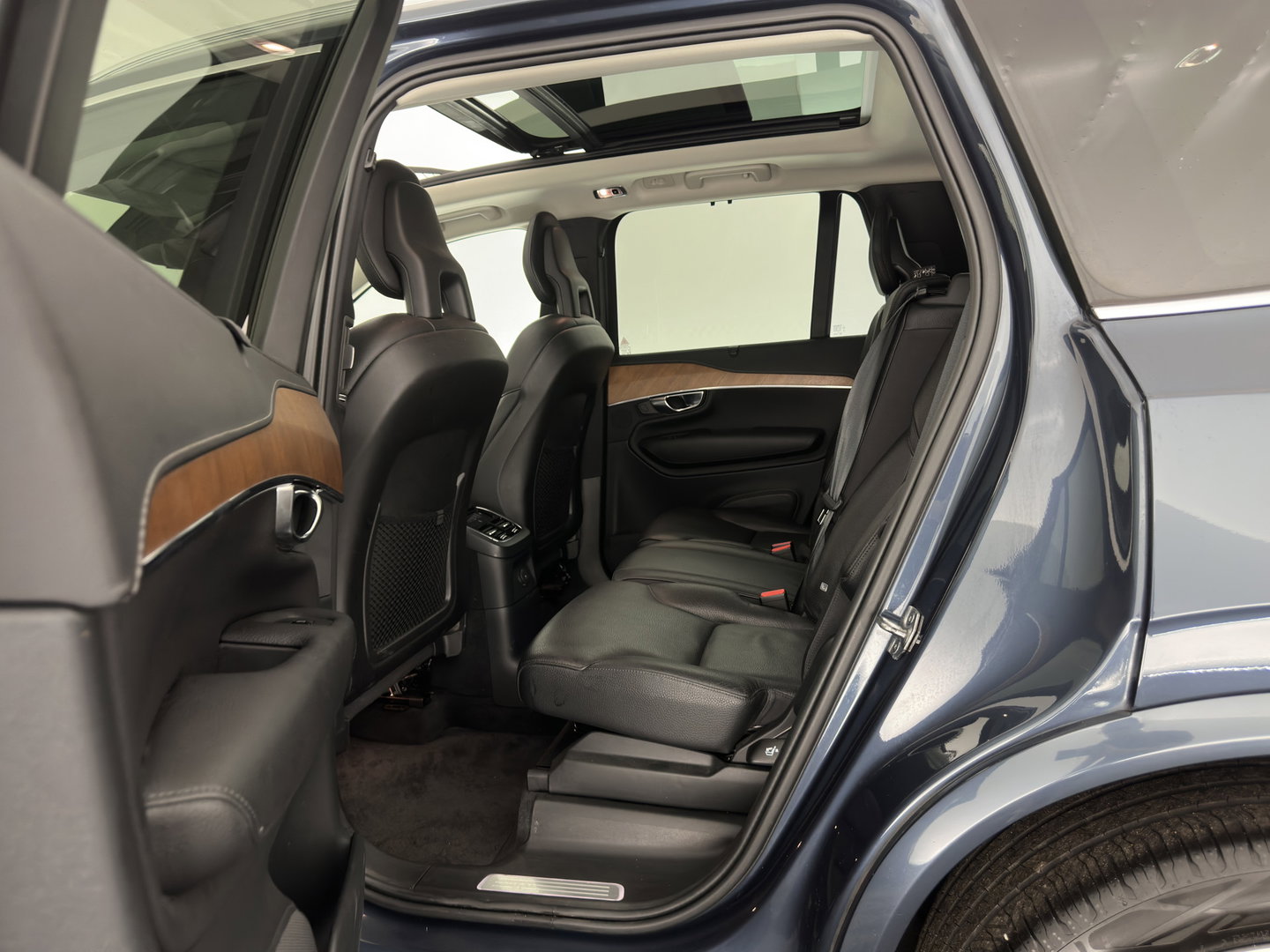 Volvo XC90 2.0 T8 Recharge AWD Inscription ExclusiveV [7-Pers.] (Plug-in) Aut. *PANO | HEAD-UP | LEATHER | FULL-LED | BOWERS&WILKINS | MEMORY-PACK | HEATED-SPORTSEATS | BLIND-SPOT | DIGI-COCKPIT | NAVI-FULLMAP | PRIVACY-GLASS | CAMERA | ECC | PDC | 20''ALU | TOWBAR