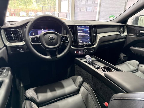 Volvo XC60 2.0 T6 Plug-in hybrid AWD Plus Black Edition | Panoramadak | Harman/Kardon | BLIS | Sportstoelen