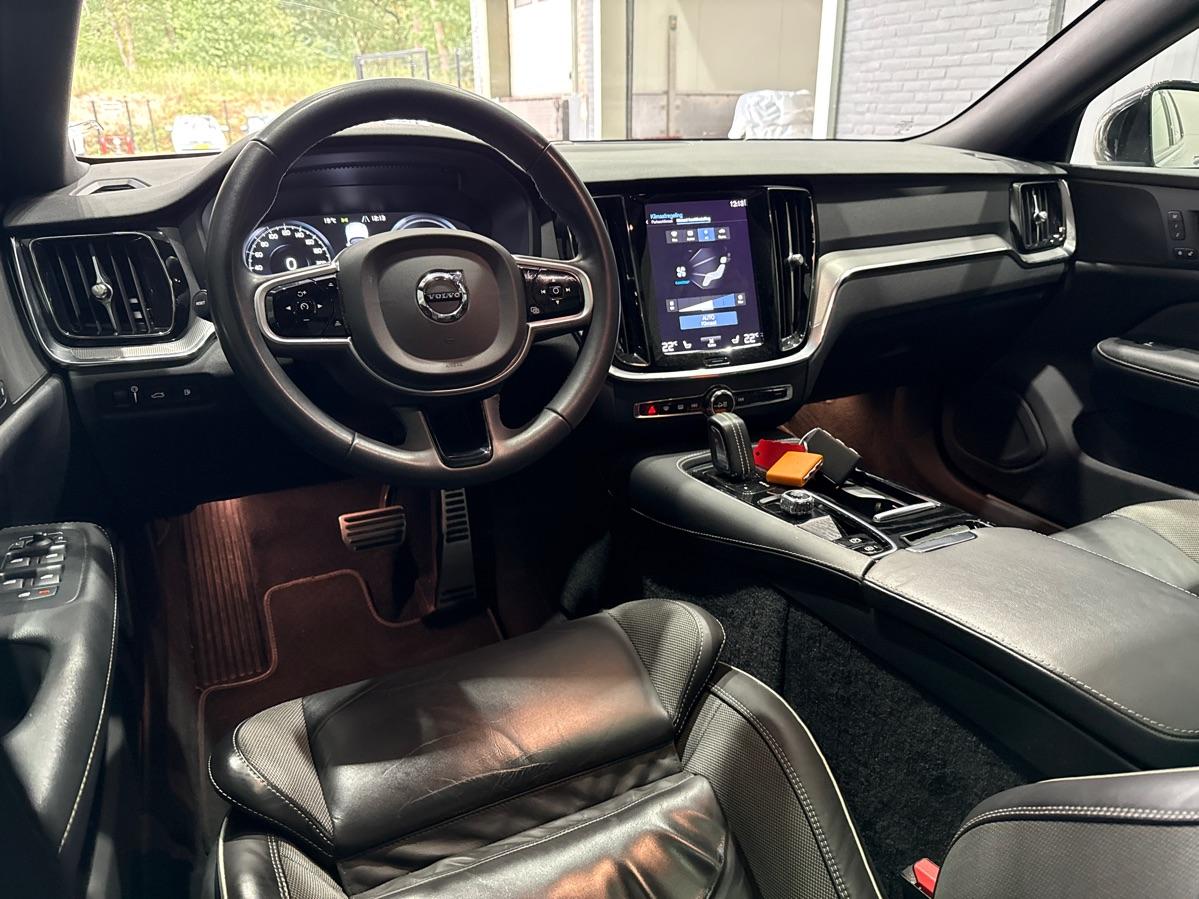 Volvo V60 T6 Plus Dark | Panoramadak | Camera | BLIS | Trekhaak | Leder