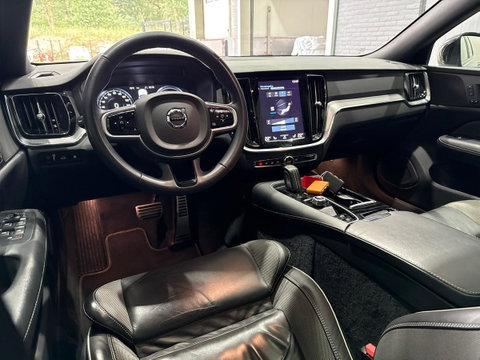 Volvo V60 T6 Plus Dark | Panoramadak | Camera | BLIS | Trekhaak | Leder