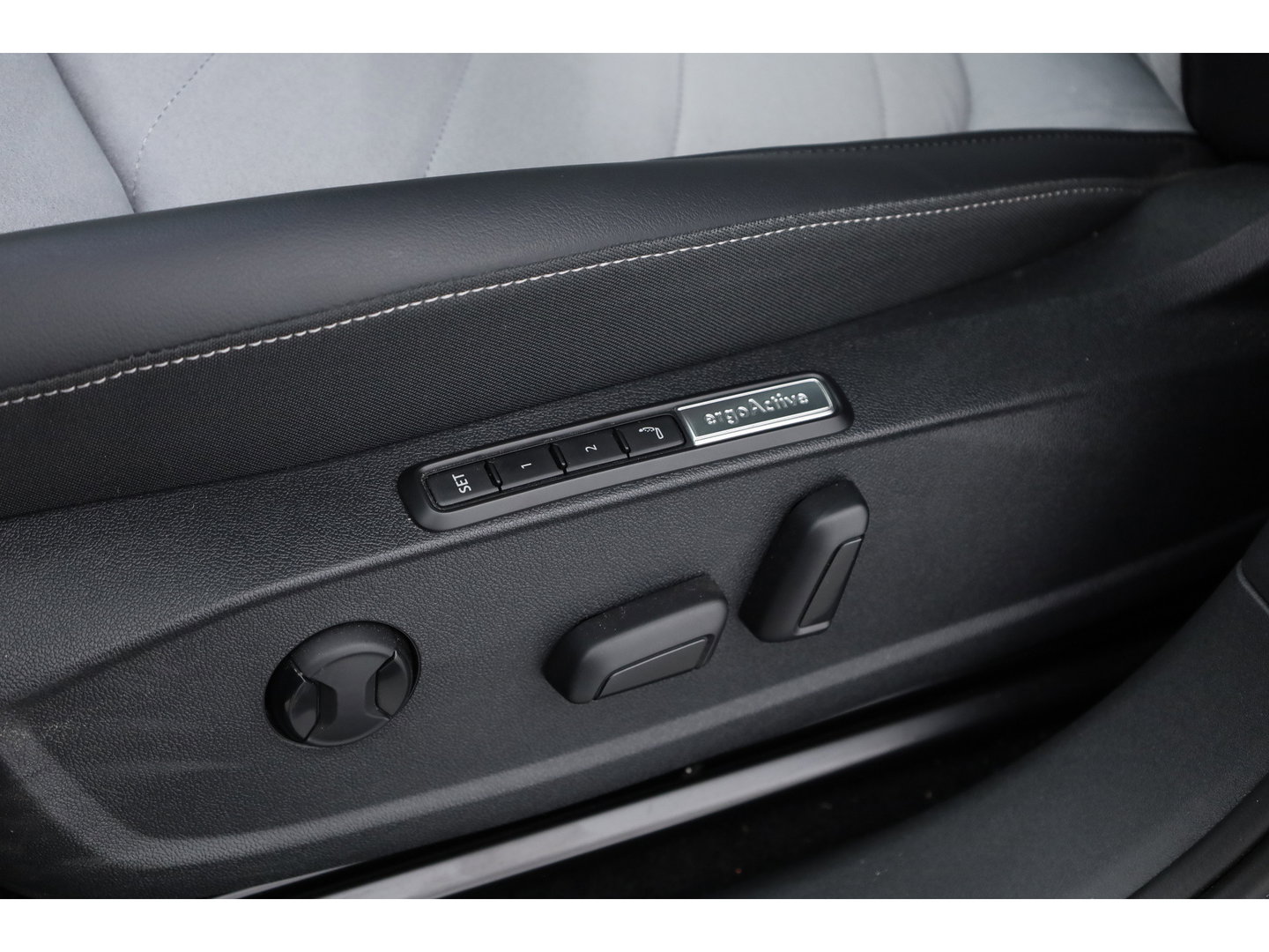Volkswagen ID.3 Pro 58 kWh | Pano | HUD | 360cam | Memory | Afn. Trekhaak | Stoel- Stuurverw. | Adapt. Cruise | IQ. Light