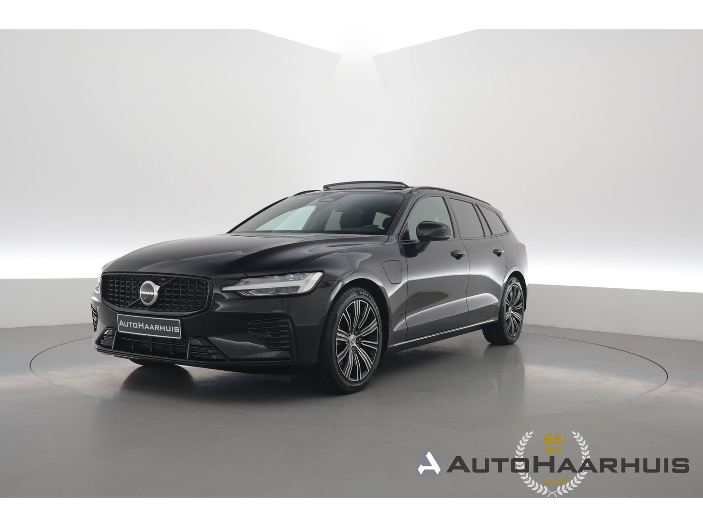 Volvo V60 2.0 T6 Plug-in hybrid AWD Plus Dark | Pano | Trekhaak | Memory Seats | H&K Audio | 360cam | Pilot Assist | Bliss | Stoel-Stuurverw. |