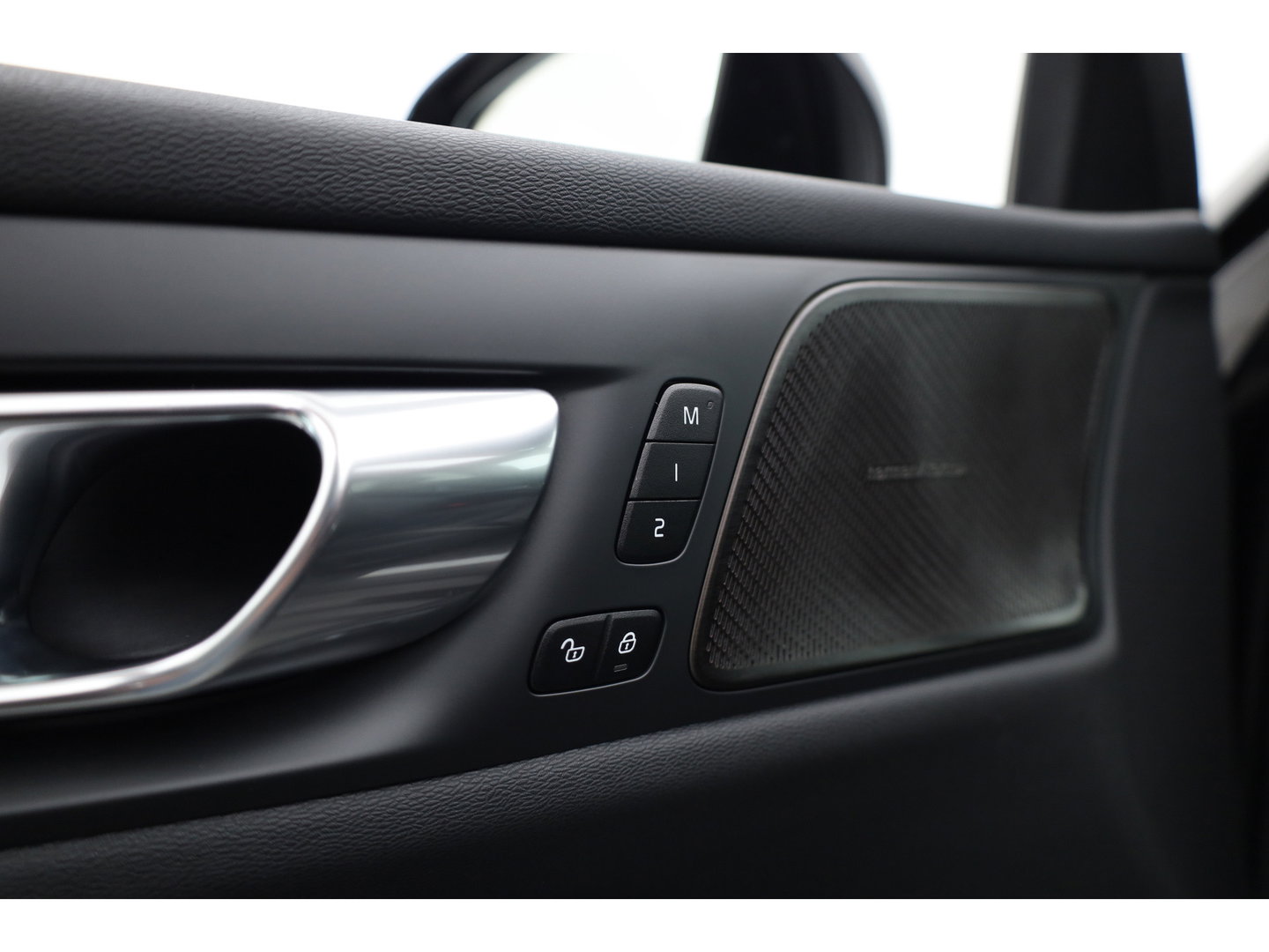 Volvo V60 2.0 T6 Plug-in hybrid AWD Plus Dark | Pano | Trekhaak | Memory Seats | H&K Audio | 360cam | Pilot Assist | Bliss | Stoel-Stuurverw. |