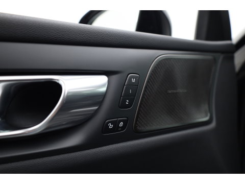 Volvo V60 2.0 T6 Plug-in hybrid AWD Plus Dark | Pano | Trekhaak | Memory Seats | H&K Audio | 360cam | Pilot Assist | Bliss | Stoel-Stuurverw. |